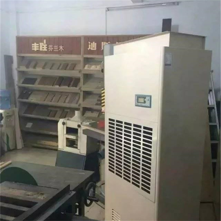 實(shí)木家具店運(yùn)用加濕器，有效防止家具開裂變形